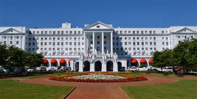 Bên ngoài khách sạn Greenbrier. Bên ngoài khách sạn Greenbrier.