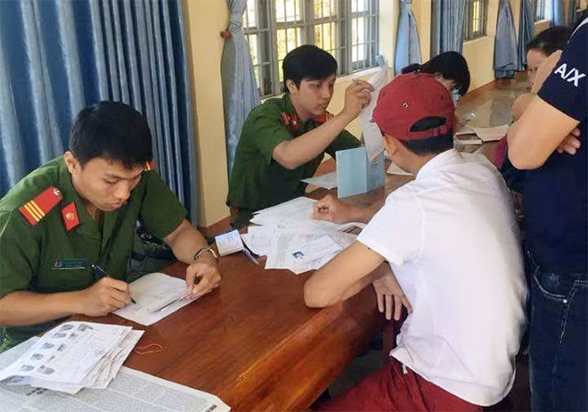 Cấp CMND cho người dân địa phương. Cấp CMND cho người dân địa phương.