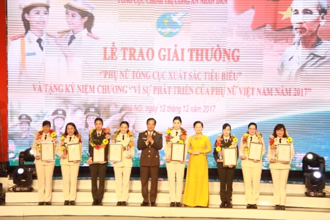 Đồng chí Trần Thị Hương và Thiếu tướng Đỗ Ngọc Cẩn trao Giải thưởng Phụ nữ xuất sắc tiêu biểu năm 2017.
