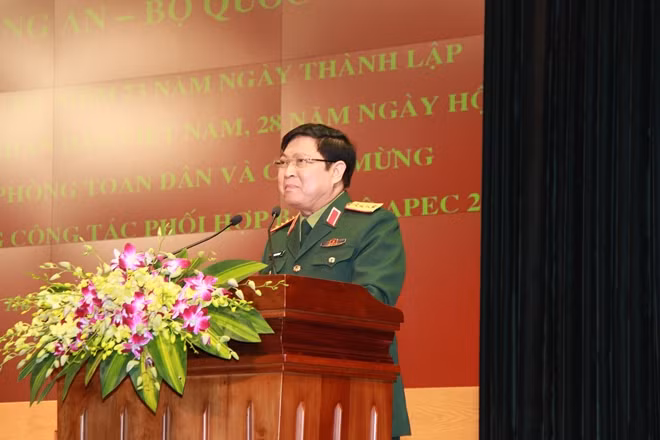 Bộ trưởng Bộ Quốc phòng Ngô Xuân Lịch phát biểu tại buổi gặp mặt