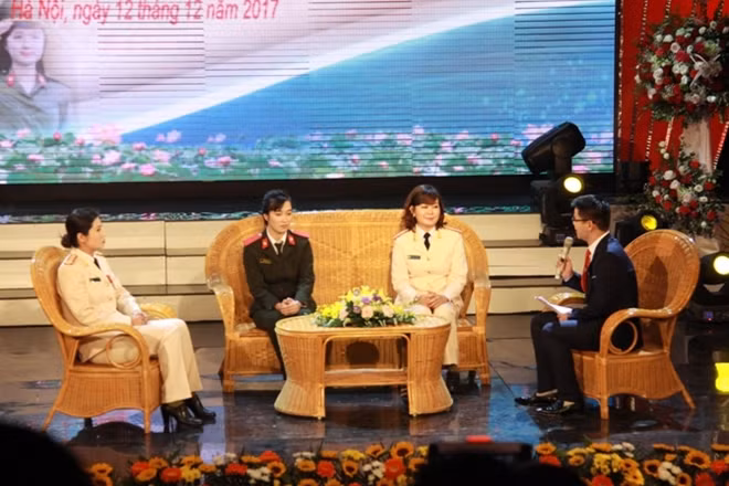 Phụ nữ xuất sắc, tiêu biểu lên giao lưu chương trình.
