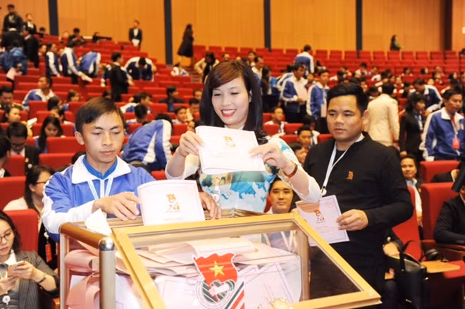 Các đại biểu tiến hành bỏ phiếu bầu Ban chấp hành khóa XI ( nhiệm kỳ 2017-2022)