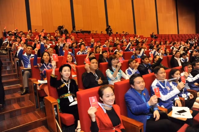 Các đại biểu giơ thẻ biểu quyết thông qua danh sách đề cử BCH Trung ương khóa XI tại Đại hội.