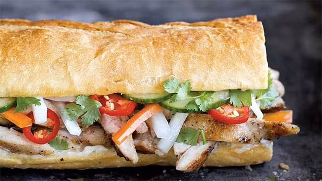 Bánh mì – thức ăn nhanh phổ biến ngoài đường phố Việt.