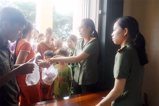 Đoàn công tác xã hội từ thiện làm việc khẩn trương, vui vẻ.