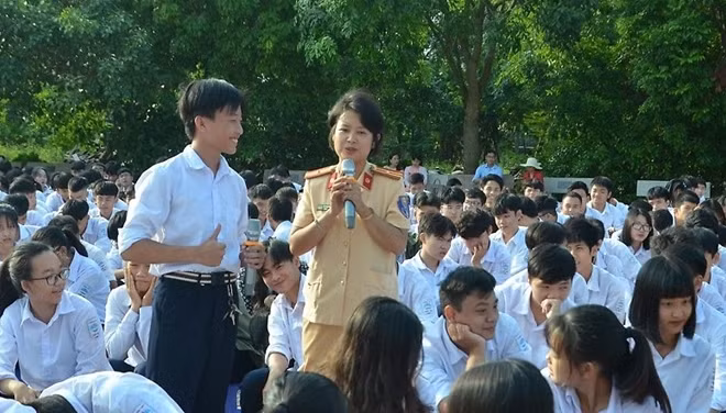 Công an TP Hải Phòng tuyên truyền Luật Giao thông cho các em học sinh.
