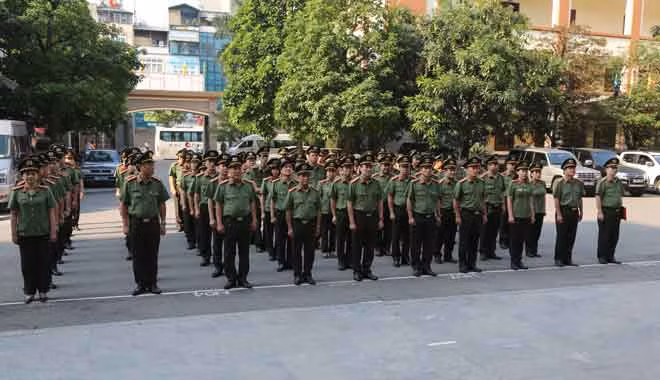 Đoàn đại biểu Cục Hậu kính cẩn dâng hương tưởng niệm Chủ tịch Hồ Chí Minh trước Đài tưởng niệm.