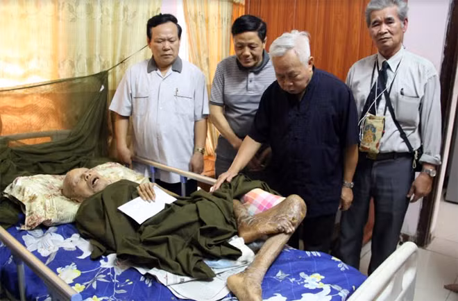Đoàn đã đến thăm, trao quà Đại tá Nguyễn Quốc Thái, hiện nằm liệt giường, bị dính 2 chân vì di chứng chất độc hóa học chiến tranh. Đoàn đã đến thăm, trao quà Đại tá Nguyễn Quốc Thái, hiện nằm liệt giường, bị dính 2 chân vì di chứng chất độc hóa học chiến tranh.