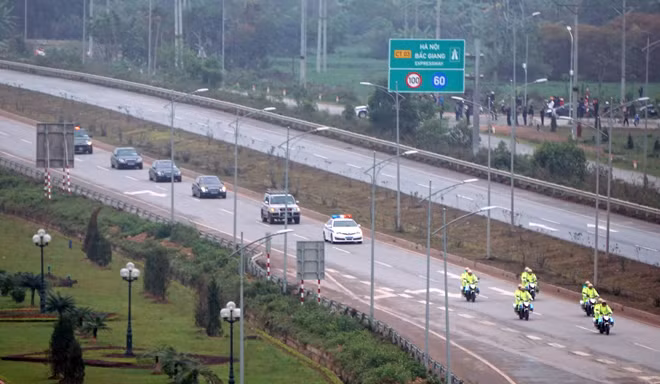 Đội xe của Phòng Hướng dẫn, điều khiển giao thông và dẫn đoàn-Cục CSGT dẫn đoàn Chủ tịch Kim Jong- un từ Lạng Sơn về Hà Nội.