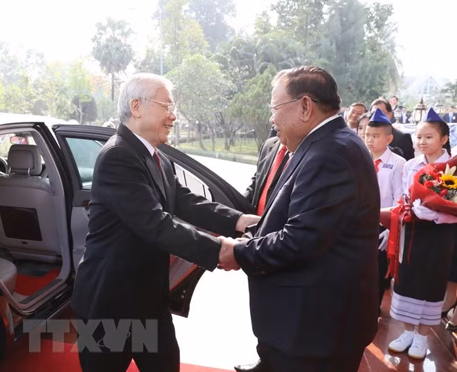 Tổng Bí thư, Chủ tịch nước Lào Bounnhang Vorachith đón Tổng Bí thư, Chủ tịch nước Nguyễn Phú Trọng. (Ảnh: Trí Dũng/TTXVN)