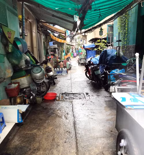 Hẻm hiếm muộn lụp xụp và xuống cấp.