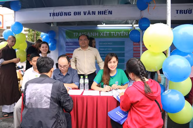 Thí sinh nộp hồ sơ và nghe tư vấn xét tuyển vào trường ĐH Văn Hiến.