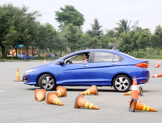 Các CBCS Phòng CSGT đường bộ Công an TP Cần Thơ tại buổi tập huấn kỹ năng lái xe an toàn.