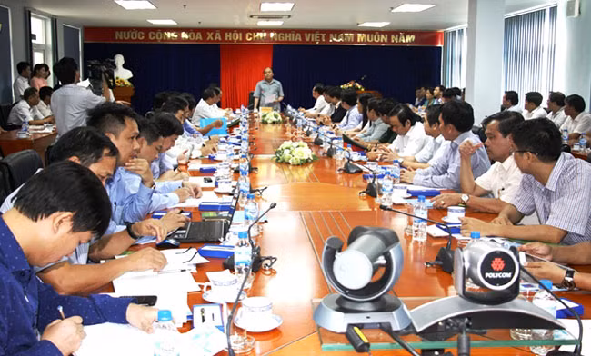 Thủ tướng Chính phủ Nguyễn Xuân Phúc làm việc với lãnh đạo Nhà máy lọc dầu Dung Quất.