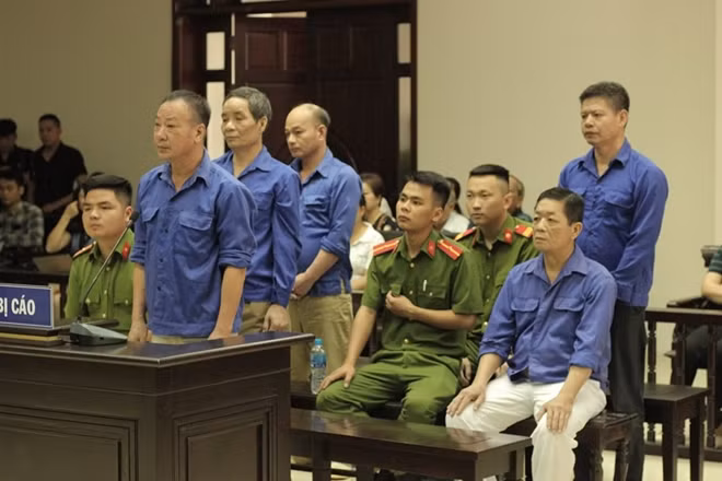 Bị cáo Hưng “kính” (ngồi hàng trên) và đồng phạm nghe tuyên án.