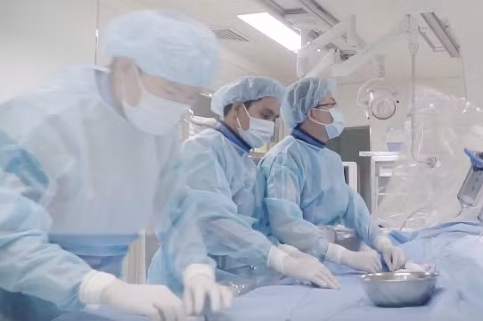 Bác sĩ tiến hành can thiệp thành công cho hai bệnh nhi.