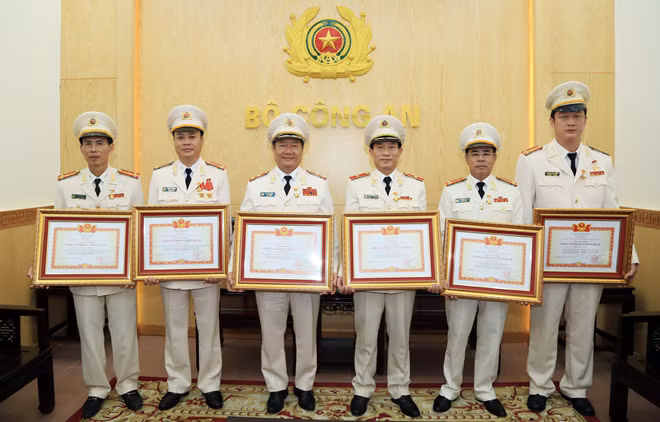 Các đồng chí được Thủ tướng Chính phủ trao tặng danh hiệu Chiến sỹ thi đua toàn quốc ngày 25-3.