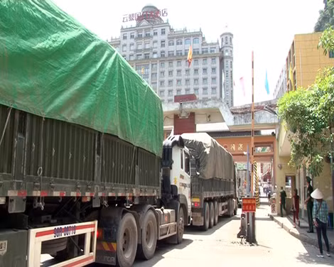 Xe nông sản qua cửa khẩu Tân Thanh sang Trung Quốc.