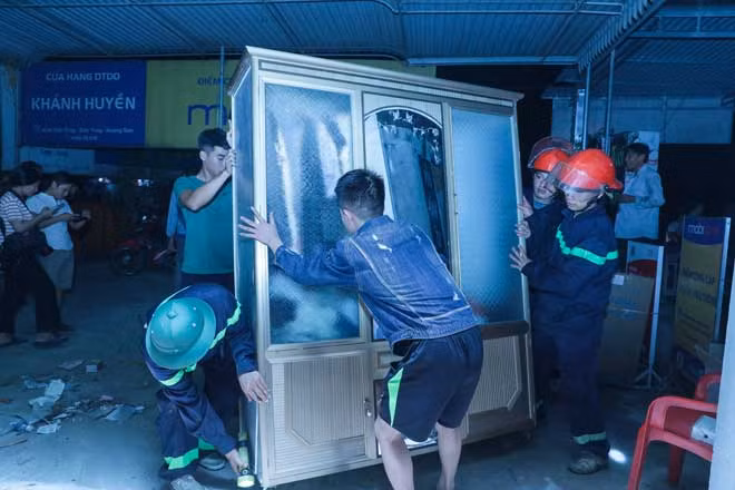 Lực lượng CSPCCC và CNCH thuộc Công an huyện di dời người và tài sản.