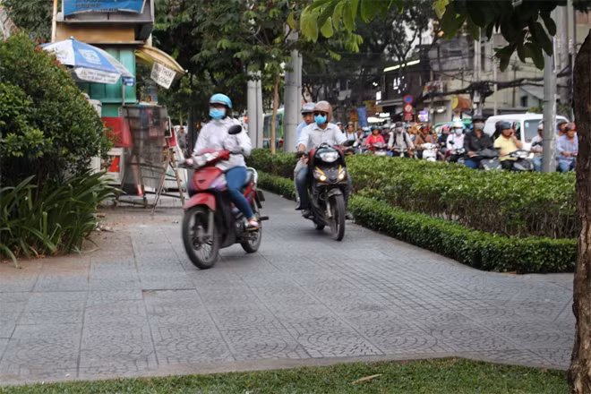Mặc dù đã có hàng cây chắn nhưng vì quá tắc đường nên nhiều phương tiện đã chọn cách đi lên vỉa hè.
