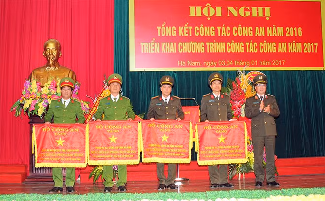 Thứ trưởng Nguyễn Văn Thành trao Bằng khen của Bộ Công an tặng các tập thể có thành tích xuất sắc trong phong trào thi đua “Vì an ninh Tổ quốc”.