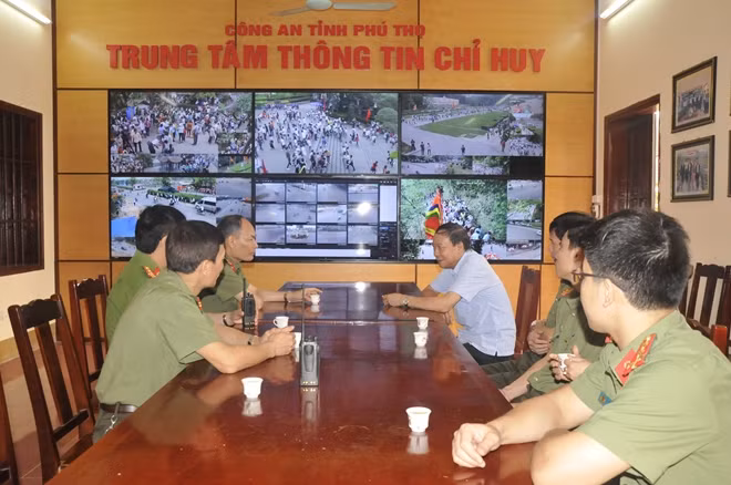 Đồng chí Thượng tướng Lê Quý Vương - Ủy viên TW Đảng, thứ trưởng Bộ Công an kiểm tra Công tác bảo đảm ANTT giỗ Tổ Hùng Vương - Lễ hội Đền Hùng 2018 tại Trung tâm thông tin chỉ huy Công an tỉnh Phú Thọ đặt tại Khu di tích lịch sử Đền Hùng.