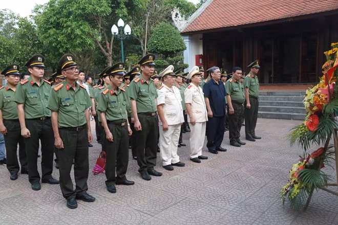 Đoàn công tác dâng hương tại Nhà tưởng niệm cố Bộ trưởng Trần Quốc Hoàn.