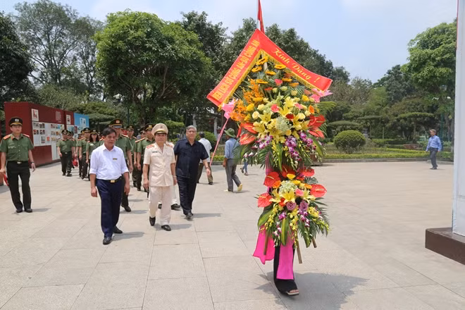 Viện Lịch sử Công an dâng hương tại Khu di tích Kim Liên.