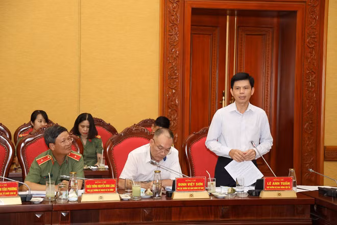 Đồng chí Lê Anh Tuấn, Thứ trưởng Bộ Giao thông vận tải, Phó trưởng Ban Chỉ đạo phát biểu tham gia ý kiến tại phiên họp.