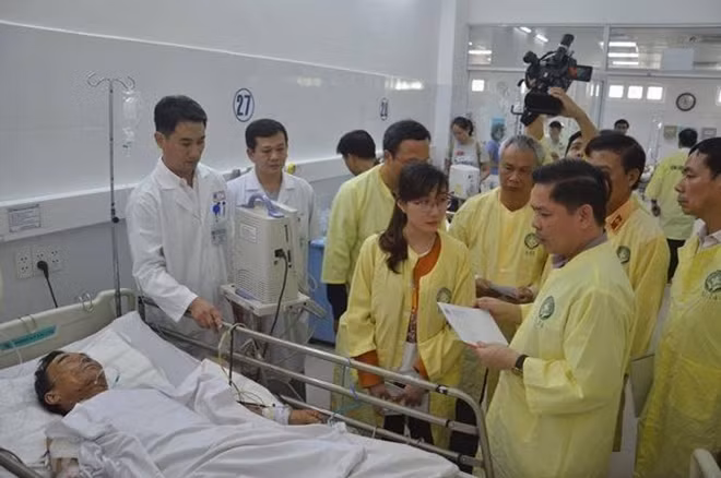 Để ngăn ngừa tình trạng một số đối tượng xấu mạo nhận người nhà 4 nạn nhân sống sót sau vụ tai nạn để trục lợi, Bệnh viện Đa khoa Đà Nẵng đã giao cho Ban Công tác xã hội của bệnh viện đại diện tiếp nhận mọi sự giúp đỡ của các nhà hảo tâm.