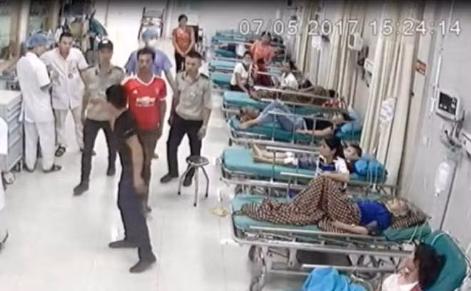 Hình ảnh côn đồ đe dọa nhân viên y tế Bệnh viện Đa khoa Hùng Vương được camara của bệnh viện ghi lại (Ảnh: BVĐK Hùng Vương)