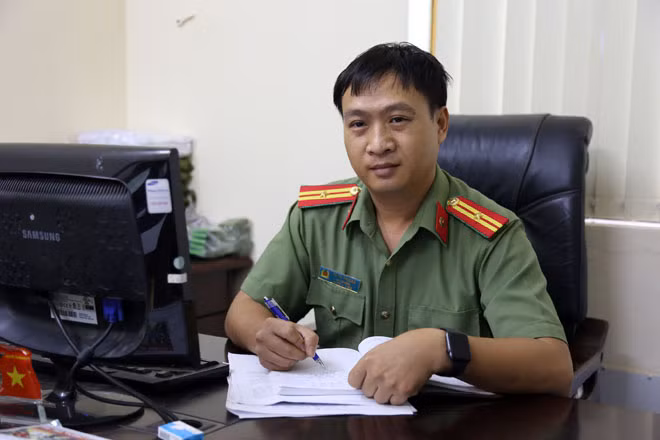 Thiếu tá Từ Tú Phương trao đổi công tác nắm tình hình an ninh với cán bộ chiến sĩ. Thiếu tá Từ Tú Phương trao đổi công tác nắm tình hình an ninh với cán bộ chiến sĩ.