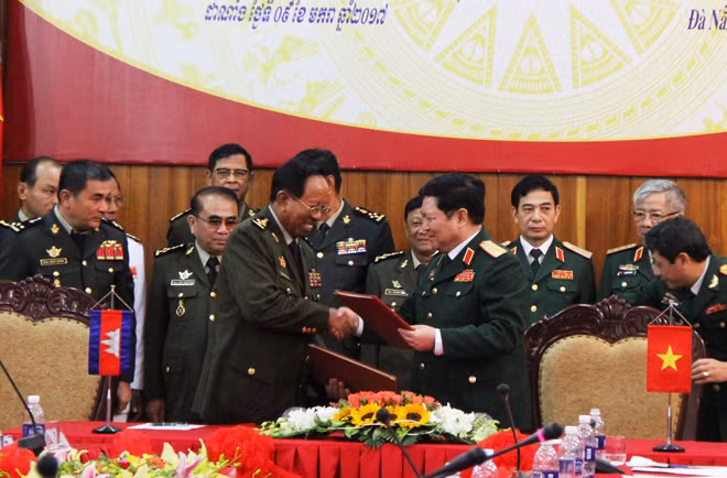 Hai Bộ trưởng Bộ Quốc phòng Việt Nam - Campuchia ký kết hợp tác.