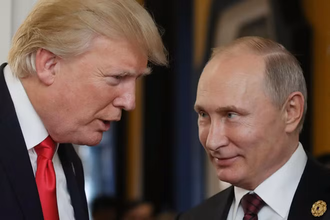 Tổng thống Mỹ Donald Trump (trái) và Tổng thống Nga Vladimir Putin.