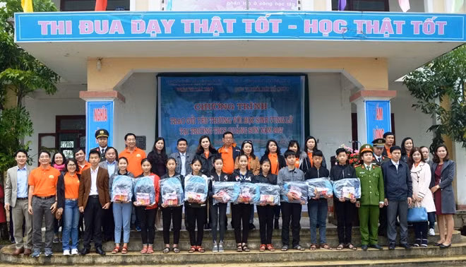 Hàng trăm em học sinh của Trường THCS Quảng Sơn được nhận áo ấm, cặp sách mới.