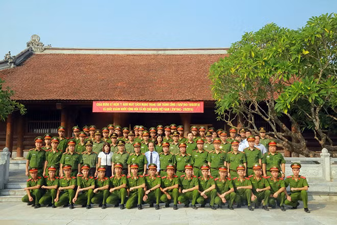 Giám đốc Học viện CSND, Ban Giám đốc Công an tỉnh Nghệ An và đại diện lãnh đạo địa phương chụp ảnh lưu niệm cùng các em sinh viên. Giám đốc Học viện CSND, Ban Giám đốc Công an tỉnh Nghệ An và đại diện lãnh đạo địa phương chụp ảnh lưu niệm cùng các em sinh viên.