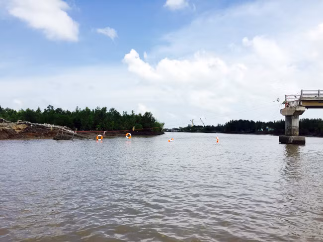 Phần cầu bị sập.