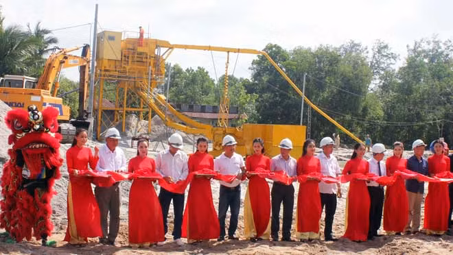 Các đại biểu cắt băng khánh thành nhà máy chế biến cát biển đạt tiêu chuẩn cát xây dựng đầu tiên ở Việt Nam.
