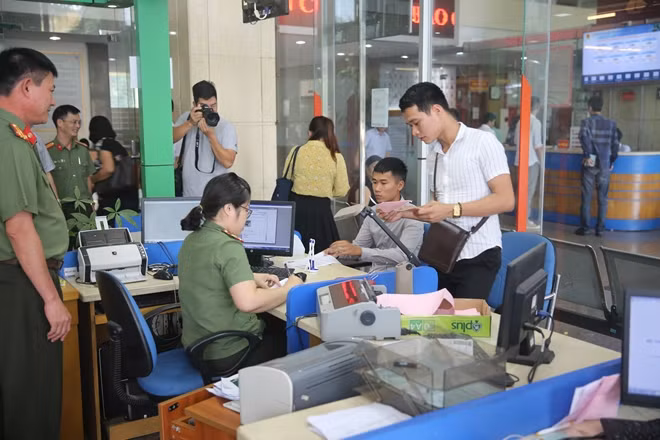 Công an Quảng Ninh giải quyết thủ tục cấp hộ chiếu cho người dân.