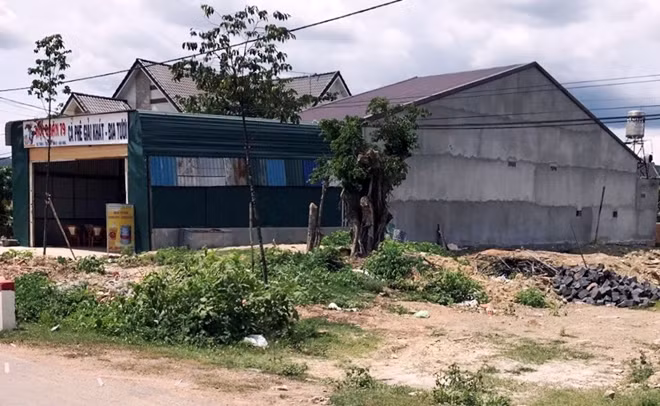 Một trong những lô đất trong khuôn viên Công ty CP Đắk Nông đã bị doanh nghiệp tự ý sang nhượng cho người dân.