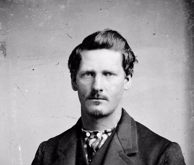 Chân dung Wyatt Earp năm 21 tuổi (năm 1869 hoặc 1870)