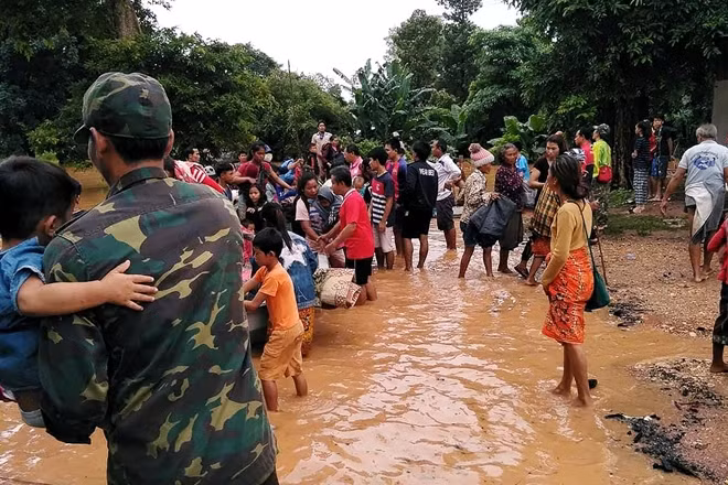 Hình ảnh cứu hộ vụ vỡ đập ở Lào. Ảnh: Reuters
