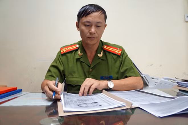 Thượng tá Ngô Văn Ðáp đang nghiên cứu hồ sơ một vụ án.