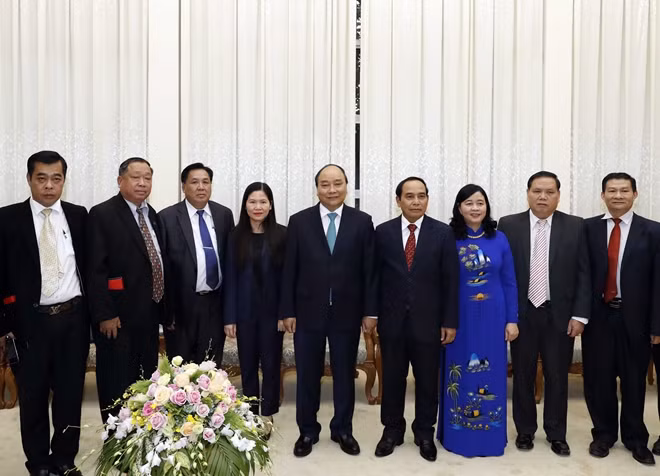 Thủ tướng Nguyễn Xuân Phúc tiếp đồng chí Bounthong Chitmany, Ủy viên Bộ Chính trị, Bí thư Trung ương Đảng, Phó Thủ tướng Chính phủ, Trưởng ban Ủy ban Kiểm tra Trung ương, Tổng Thanh tra Chính phủ nước CHDCND Lào. Ảnh: TTXVN