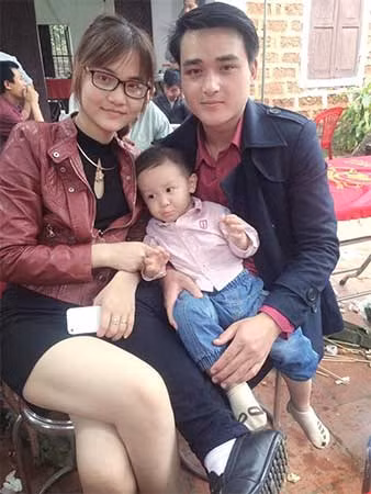 Gia đình nhỏ hạnh phúc của đôi bạn trẻ.