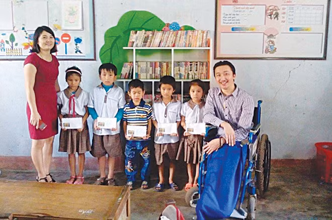 Khoa Anh tặng quà cho học sinh nghèo. Khoa Anh tặng quà cho học sinh nghèo.
