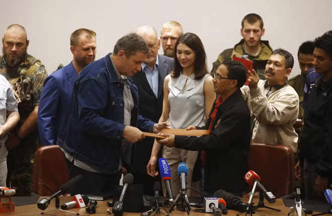 Lễ bàn giao hộp đen, Sakri và Alexander Borodai đang bắt tay . Lễ bàn giao hộp đen, Sakri và Alexander Borodai đang bắt tay .
