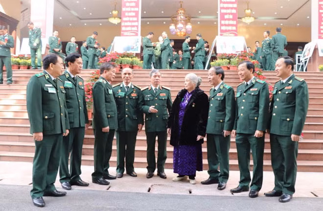Các đại biểu và Mẹ Việt Nam Anh hùng trò chuyện sau giờ giải lao của Đại hội.