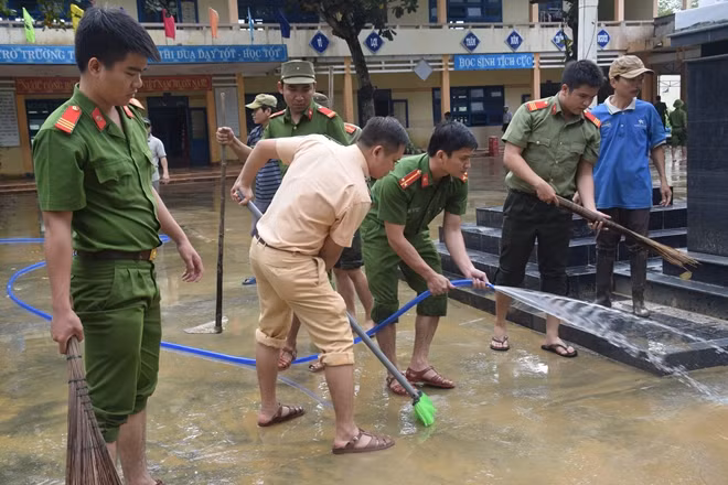 Giúp trường THCS Lê Quý Đôn (Đại Minh) khắc phục sau lũ.