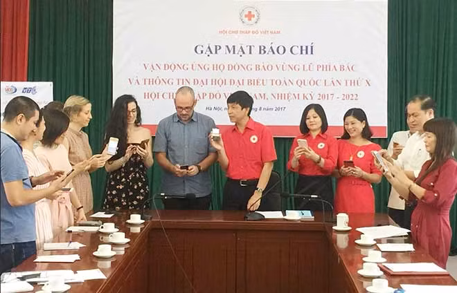 Đại diện lãnh đạo Hội chữ thập đỏ Việt Nam và các đại biểu nhắn tin ủng hộ đồng bào vùng lũ miền núi phía Bắc.